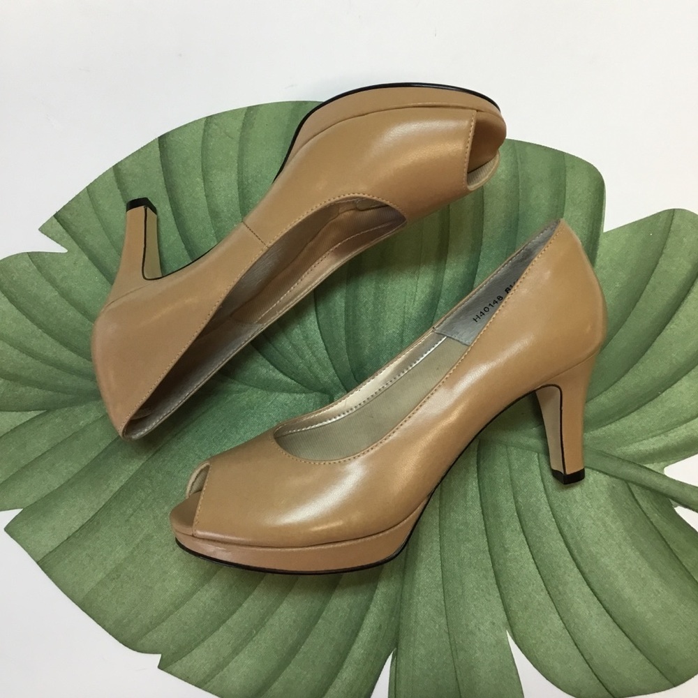 New Neutral Pumps. Ros Hommerson - Picture 4 of 7